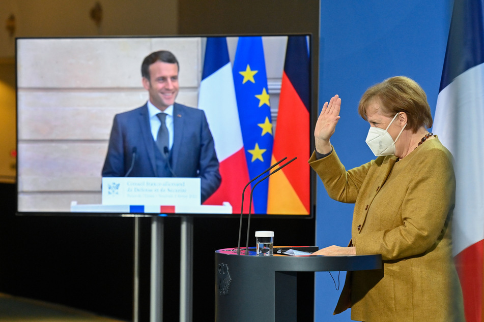 Bundeskanzlerin Angela Merkel (66, CDU) winkt dem französischen Präsidenten Emmanuel Macron (43) am Ende einer Pressekonferenz nach einem deutsch-französischen Sicherheitsrats-Videogespräch.