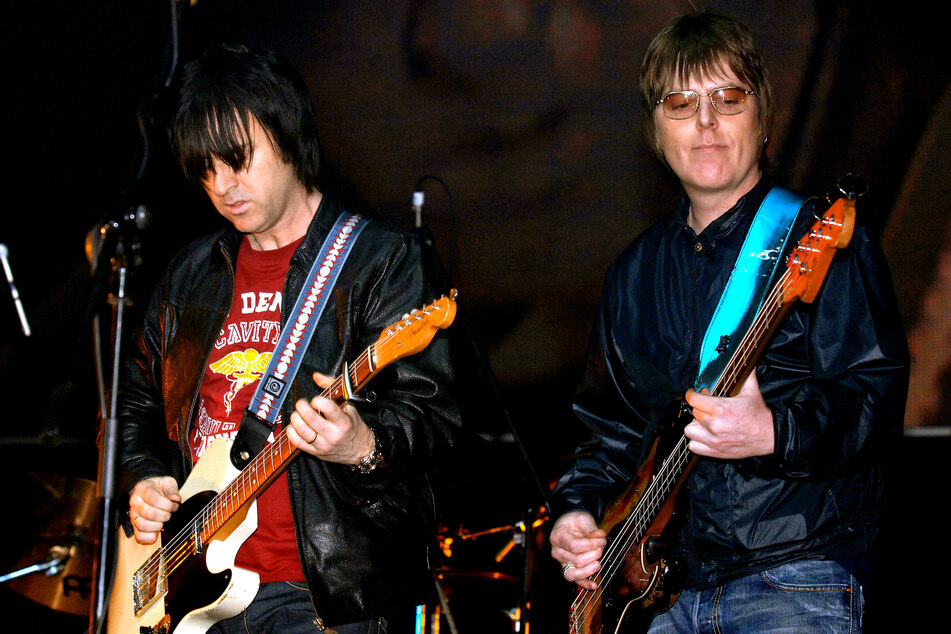 Die ehemaligen Mitglieder von der Band "The Smiths", Andy Rourke (†59, r.) und Johnny Marr (59. l.), während eines Konzerts.