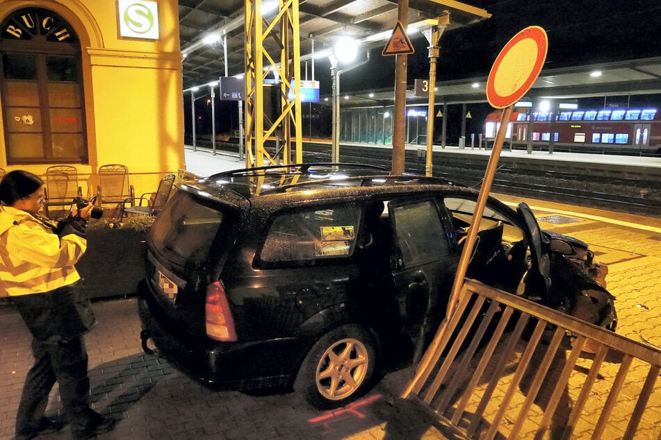 Der Ford kam auf einem Bahngleis zum Stehen.