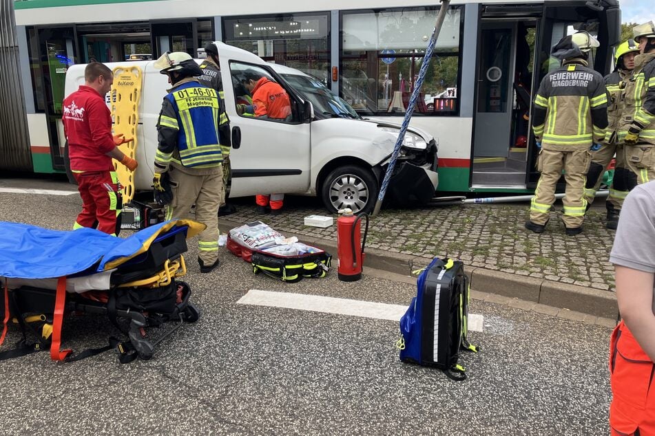 Straßenbahn-Unfall in Magdeburg: Feuerwehr muss Fahrer befreien