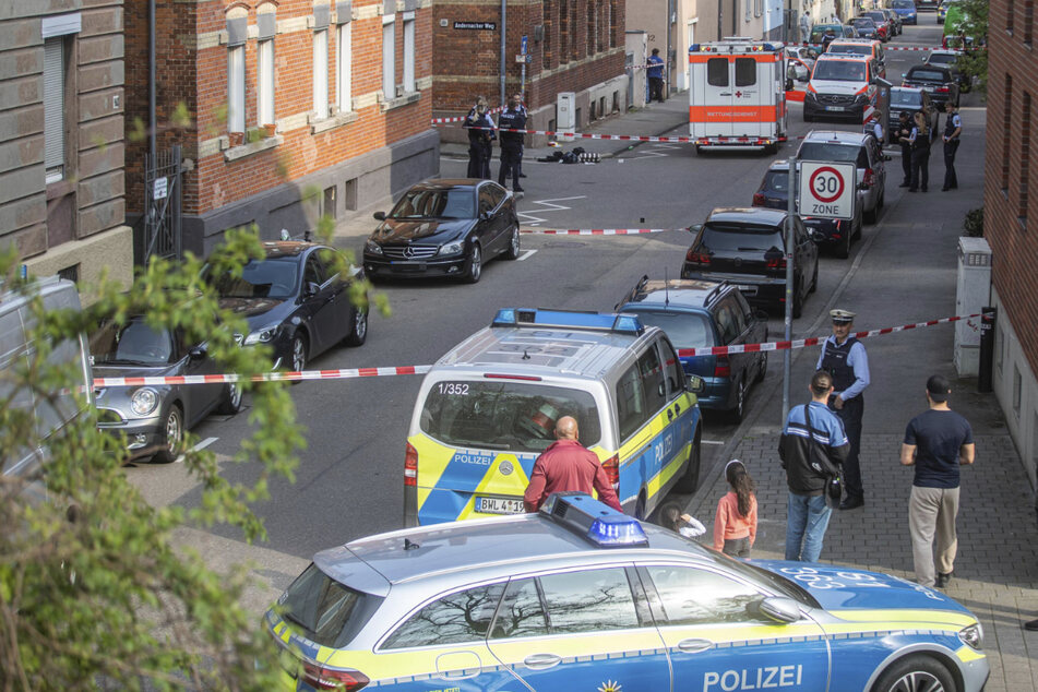 Die Polizei hat den Tatort an der Rosenaustraße in Stuttgart abgesperrt.