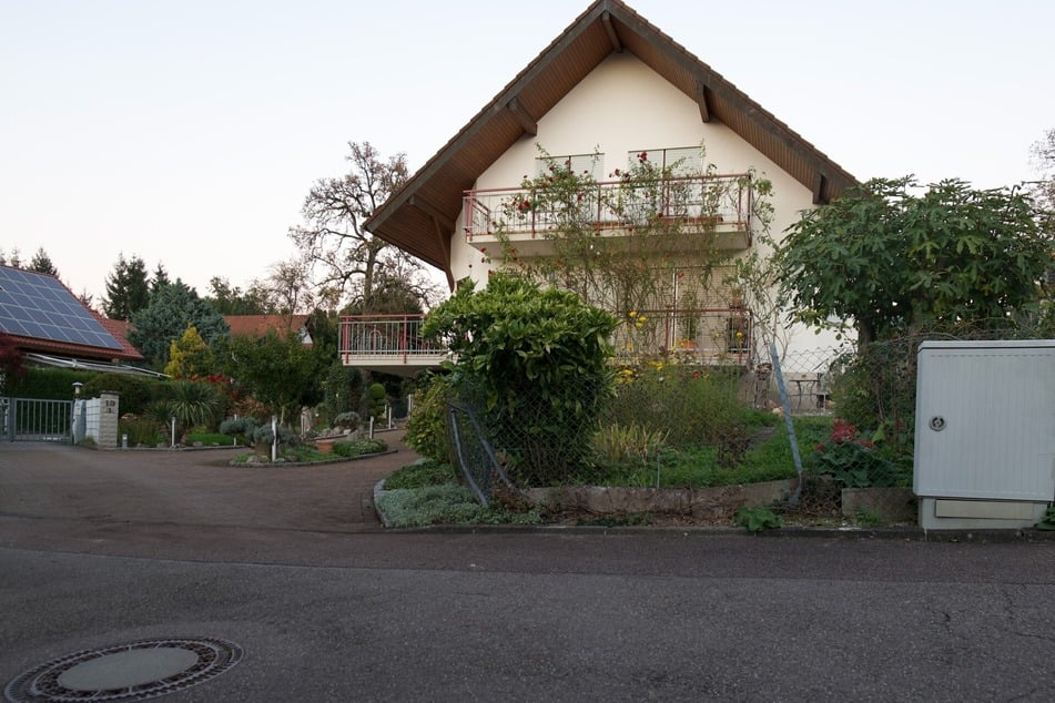Bevor der 58-Jährige eindrang, rammte er mit seinem Auto einen Gartenzaun und einen Blumenkübel vor dem Haus.