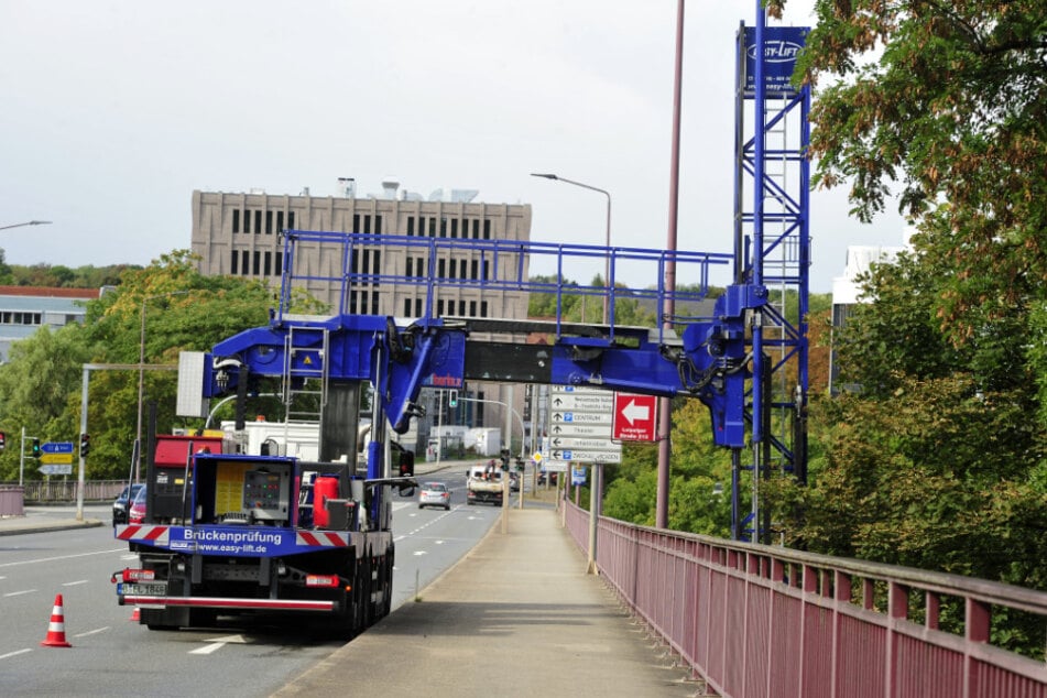 Für die Prüfung der Zwickauer Glück-Auf-Brücke ist noch bis Ende der Woche die rechte Spur gesperrt.