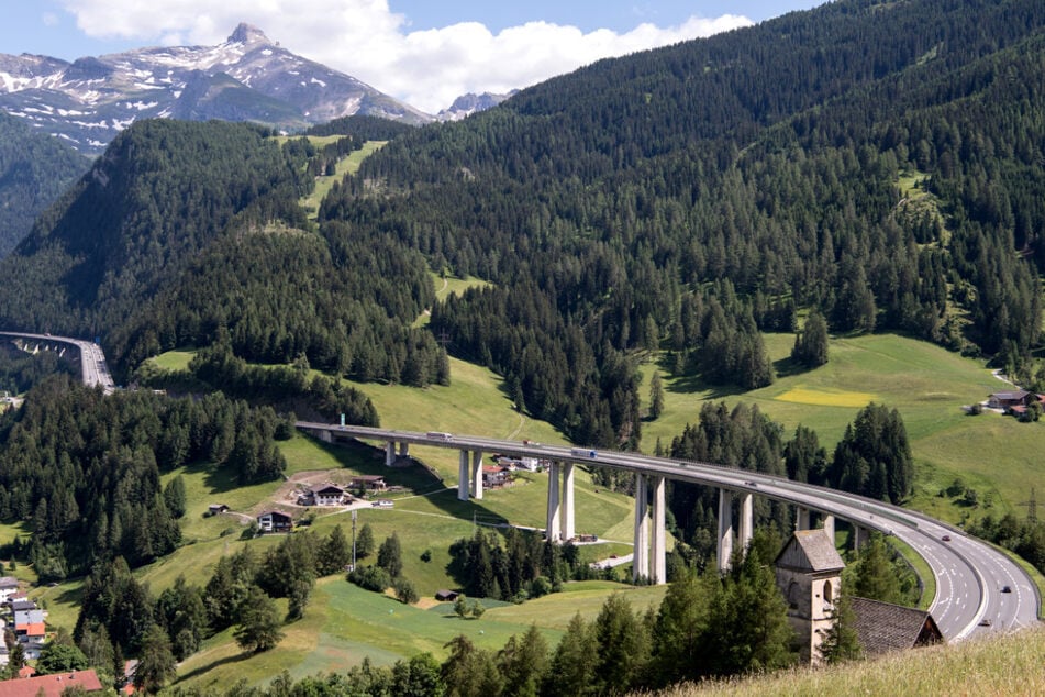 Tausende Bewohner um die Brennerautobahn A13 protestieren am Samstag gegen Lärm, Feinstaub und andere Beeinträchtigungen durch den immer weiter wachsenden Verkehr.