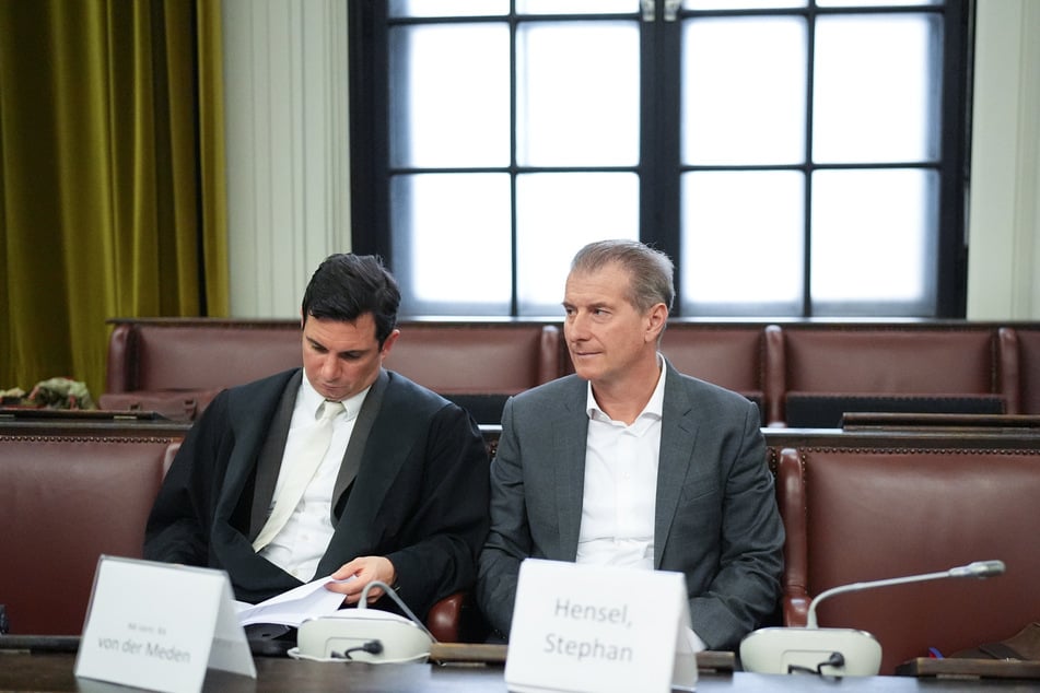 Stephan Hensel (r.) ist als Nebenkläger im Gerichtsaal anwesend. Neben ihm sitzt sein Anwalt.