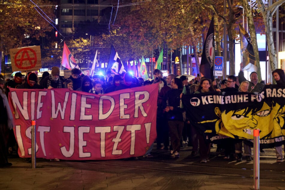 Mit Bannern und Fahnen zogen rund 500 Personen durch die Chemnitzer City.