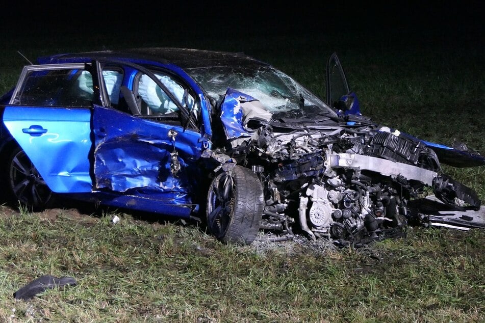 Der Audi wurde durch den Zusammenstoß auf ein Feld geschleudert.