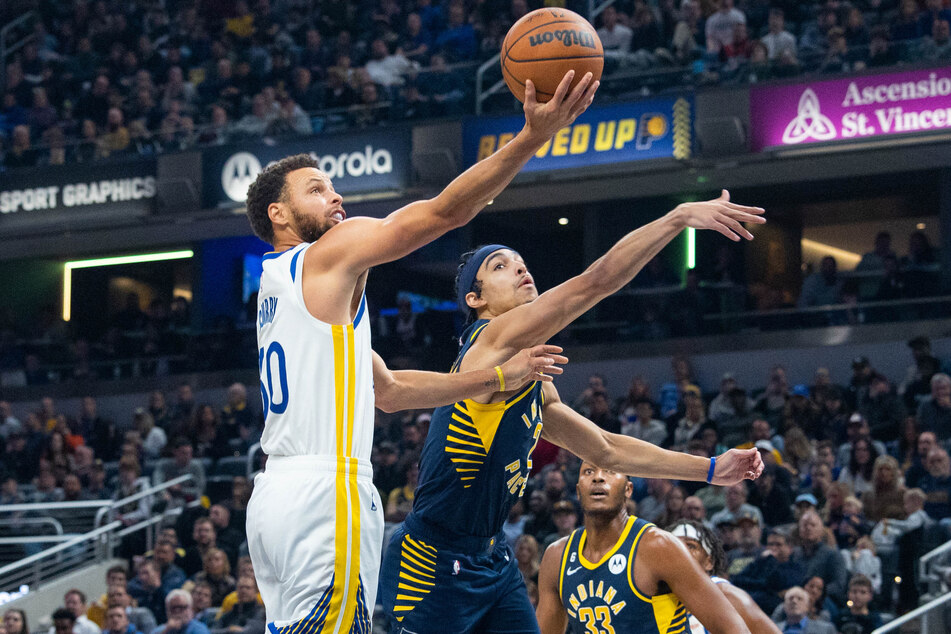 Steph Curry (l.) had to go off for the Warriors after injuring his shoulder in the third quarter against the Indiana pacers.