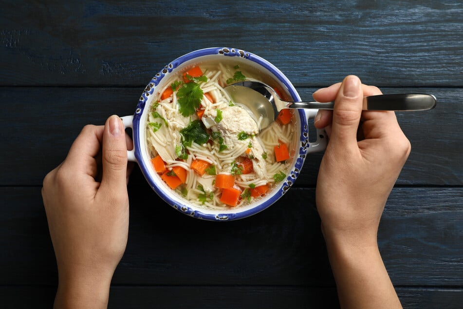 Die gute alte Hühnersuppe - gerne auch mit Nudeln - ist ein Klassiker bei Erkältungskrankheiten und hat tatsächlich positive Effekte auf den Körper. (Symbolfoto)