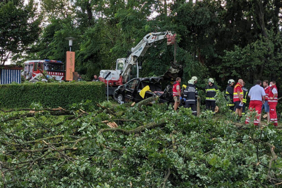 Feuerwehrleute sind an der Unfallstelle in Neudauberg im Einsatz.