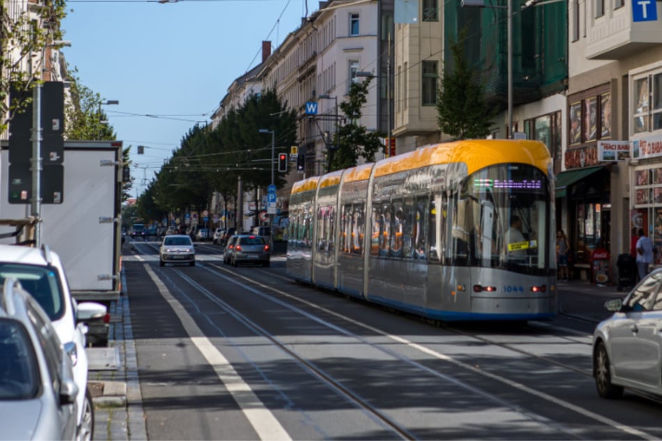 Verletzte nach Vollbremsung einer Tram in Eisenbahnstraße: Nahm Taxi-Fahrer ihm die Vorfahrt?