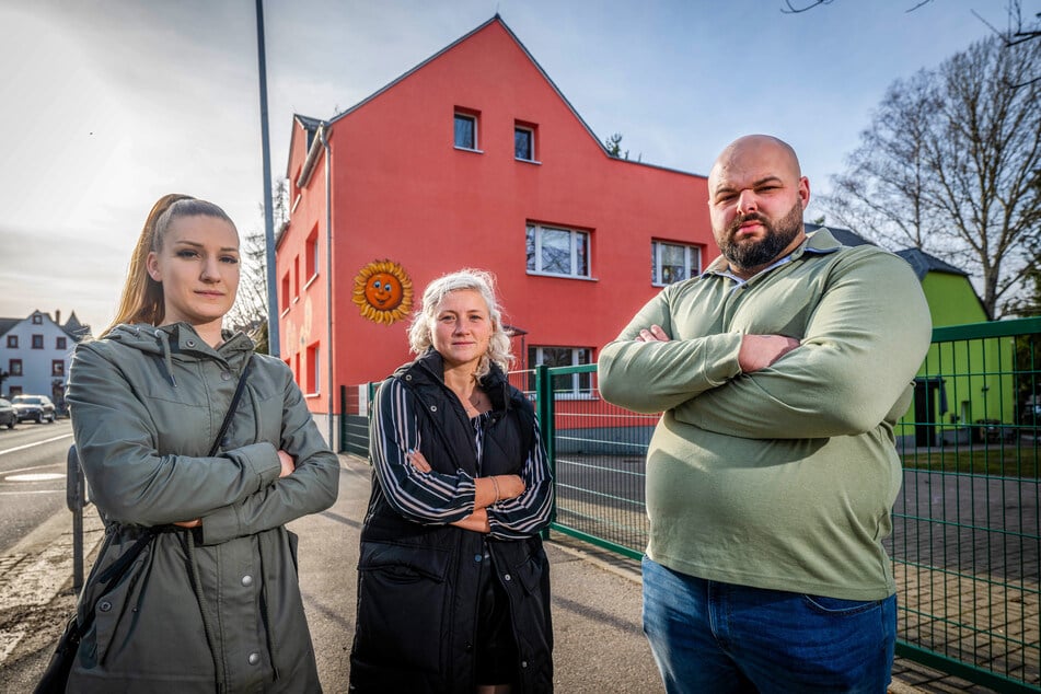Michelle Reimann (30, v.l.n.r), Cindy Simmel und Rafael Fees vom Elternrat sind nicht erfreut über die Schließungspläne.