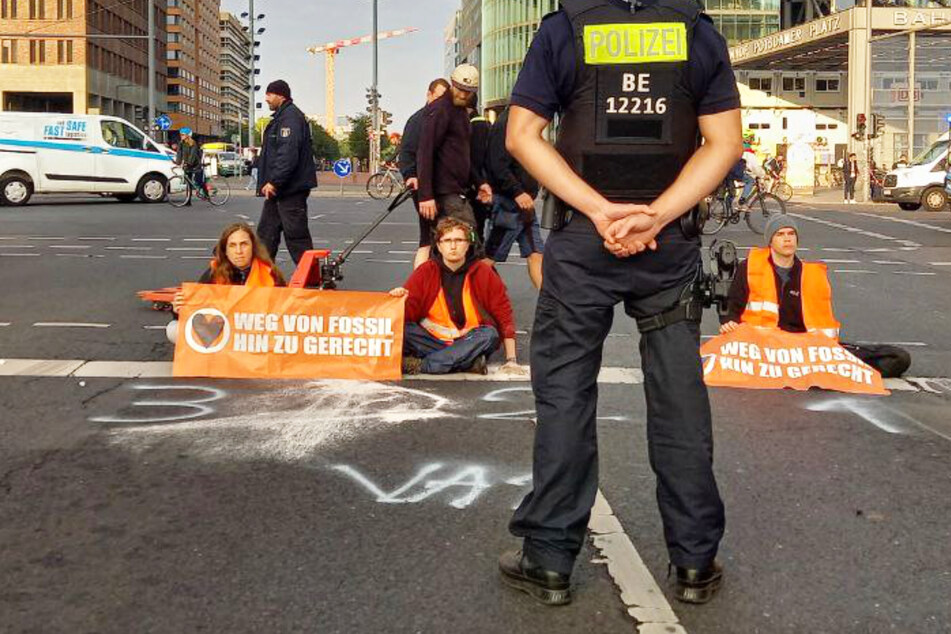"Letzte Generation" klebt am Potsdamer Platz: Schwere Vorwürfe gegen Polizei