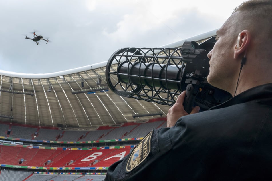 So wie auf dieser Aufnahme in München, wo die Polizei eine Drohne zur Übung abgefangen hat, wurden auch in Köln mehrere Fluggeräte gesichert. (Archivbild)