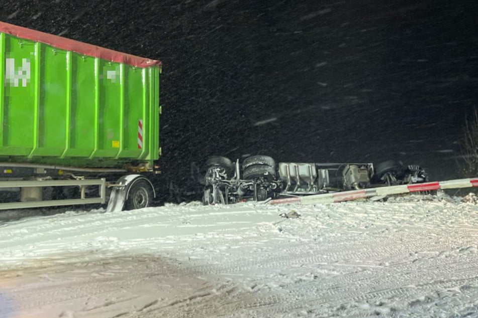 Der Lkw war bei winterlichen Straßenbedingungen von der Fahrbahn abgekommen.