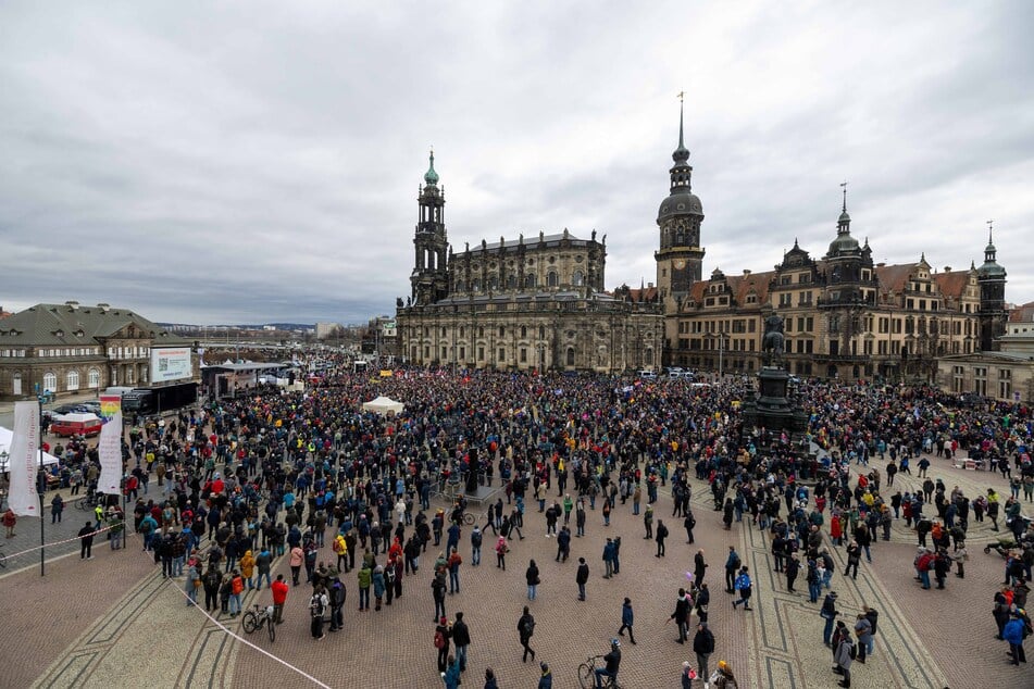 Auf dem Theaterplatz findet am Sonntag erneut eine große "Brandmauer"-Demonstration statt. 8Archivbild)