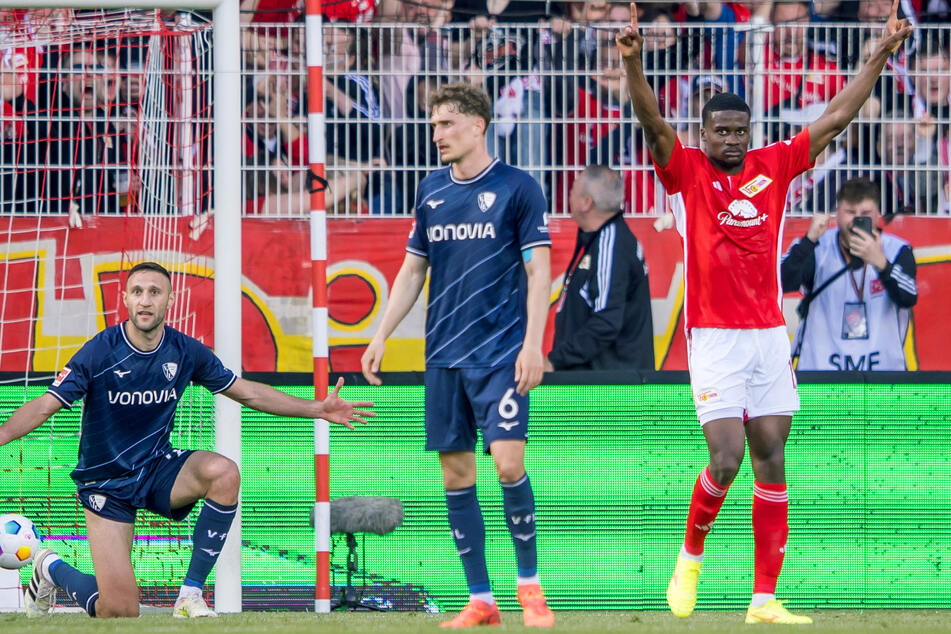 Chris Bedia (29, r.) jubelt über seinen bislang einzigen Treffer für Union.