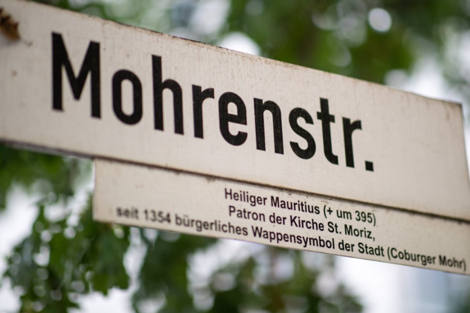 Straßenschild der Mohrenstraße in der Innenstadt Coburgs.