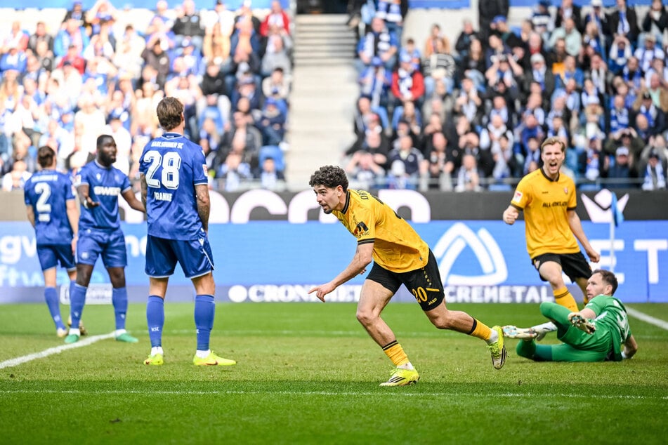 Endlich getroffen: Ben Bobzien (22) spitzelte das Leder ganz leicht ins Netz. Danach war der Jubel groß.