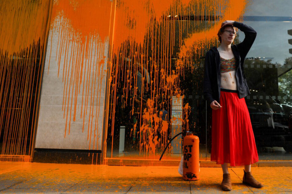Nach Kunstwerk-Attacken: Klima-Aktivisten besprühen bekannte Gebäude mit Farbe