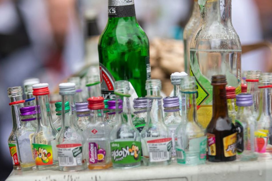 Mehrere Jugendliche sollen einen Mann (†27) dazu veranlasst haben, jede Menge harten Alkohol zu trinken. (Symbolfoto)