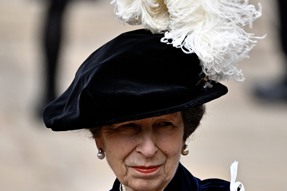 Traditionelle Tracht: Prinzessin Anne (71) trägt den gefiederten Hut sowie den blauen Samtmantel.