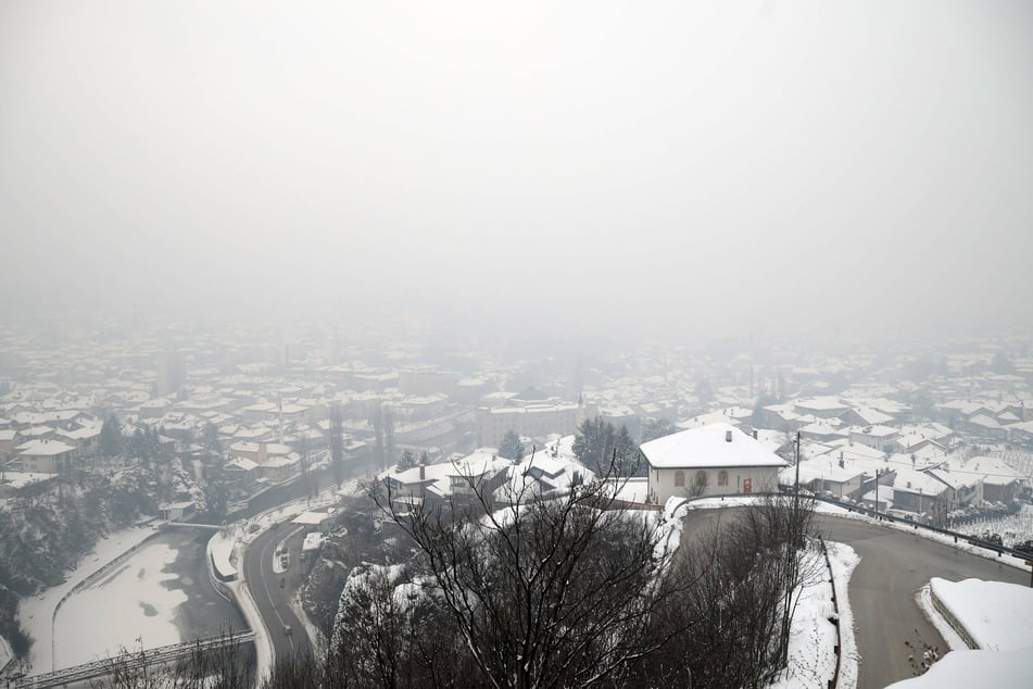 A dense haze over the Bosnian capital of Sarajevo. More than 400,000 people in the EU die every year as a result of air pollution.