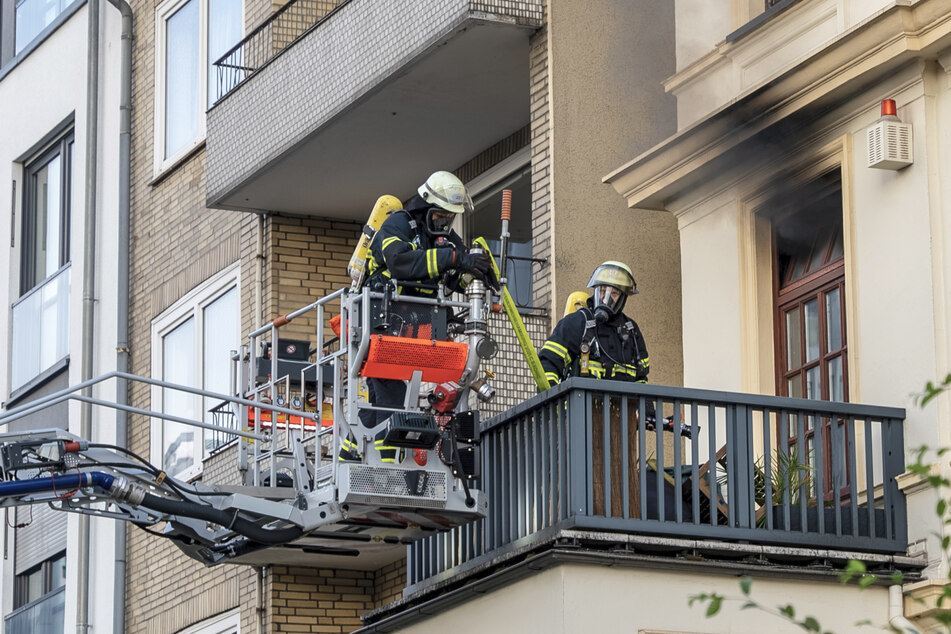 Die Feuerwehr verschaffte sich über den Balkon zu der Wohnung.