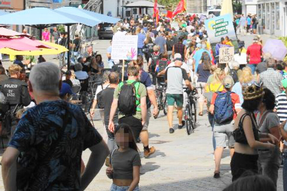 Das "Bündnis für Demokratie und Vielfalt" hatte zur Demonstration aufgerufen - viele Menschen waren gefolgt.