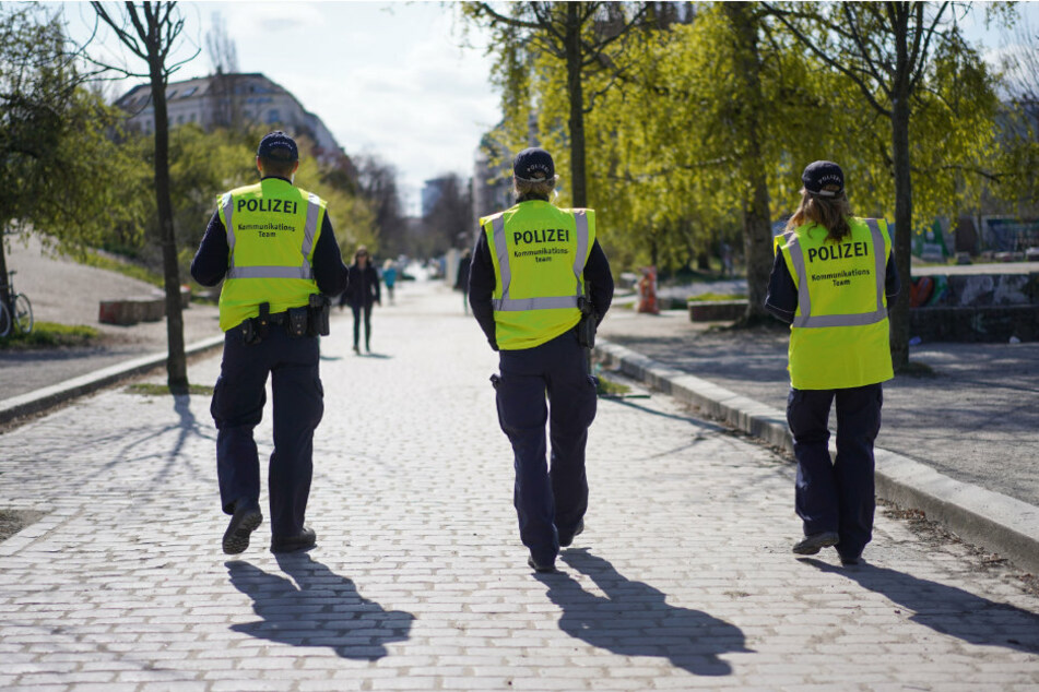 Ein Kommunikationsteam der Polizei geht Streife im Mauerpark.