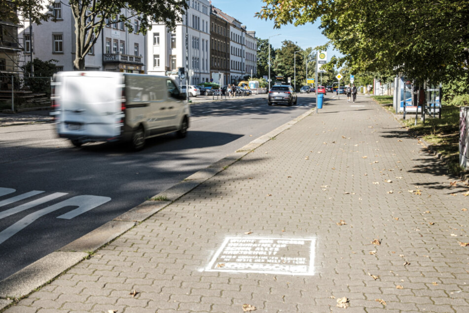 Der Baumarkt hatte seine Werbung an 21 Stellen in der Stadt aufgesprüht. Hier an der Straße der Nationen.