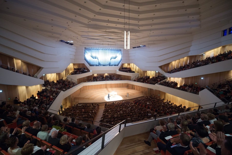 Gäste im Kulturpalast genießen die Musik bei einem Konzert im Rahmen der Musikfestspiele. (Archivbild)