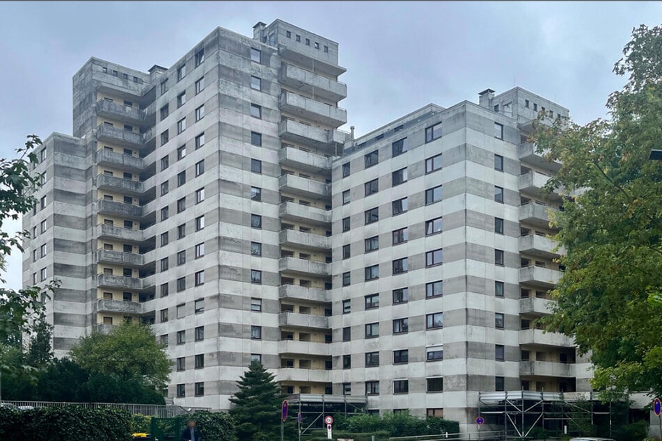 Der 1973 erbaute Gebäudekomplex ist in die Jahre gekommen und benötigt eine Fassadensanierung.