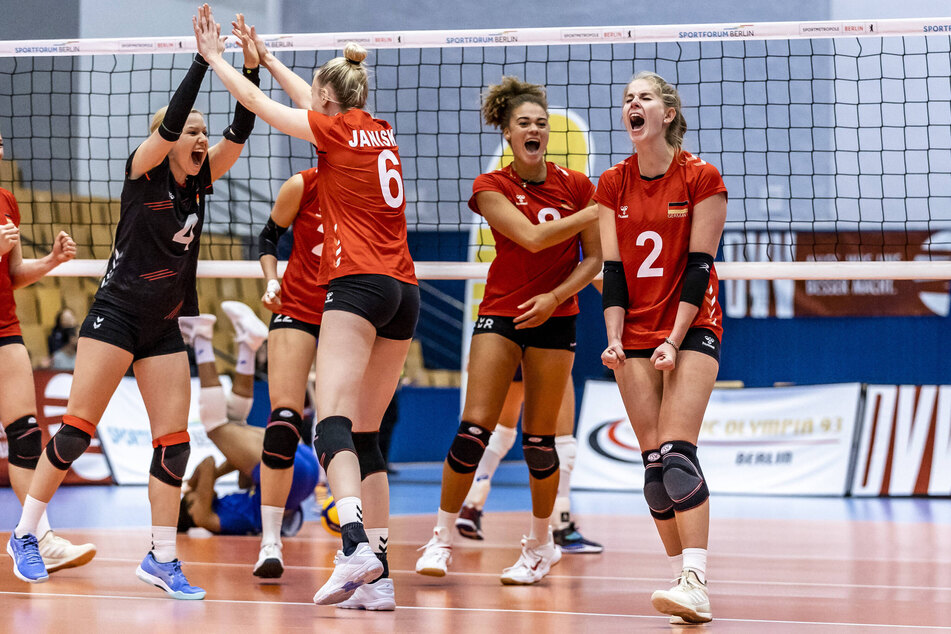 German volleyball women want to be happy in the world cup.