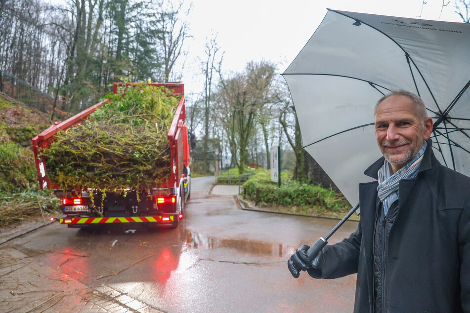 Dr. Arne Lawrenz, Direktor des Grünen Zoos Wuppertal, war beim Abtransport der Baumteile in Richtung Zoo vor Ort.
