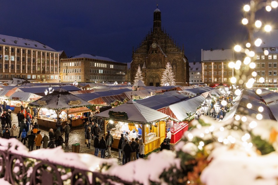 Touristen aus der ganzen Welt kommen nach Nürnberg, um den Nürnberger Christkindlesmarkt zu besuchen.