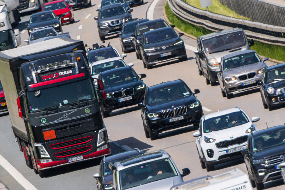 In den Sommerferien benötigten viele Autofahrer aufgrund oftmals stehenden Verkehrs in Bayern mitunter gute Nerven. (Symbolbild)