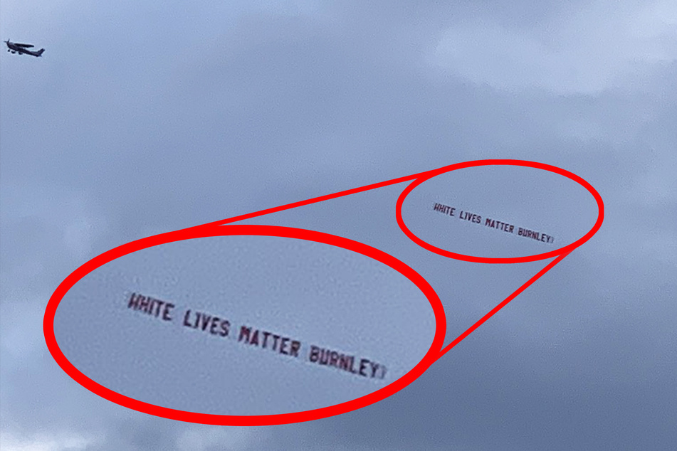 "White Lives Matter Burnley" (Weiße Leben zählen, Burnley) stand auf einem Banner, das von einem Flugzeug kurz vor dem Match gegen Manchester gezogen wurde.