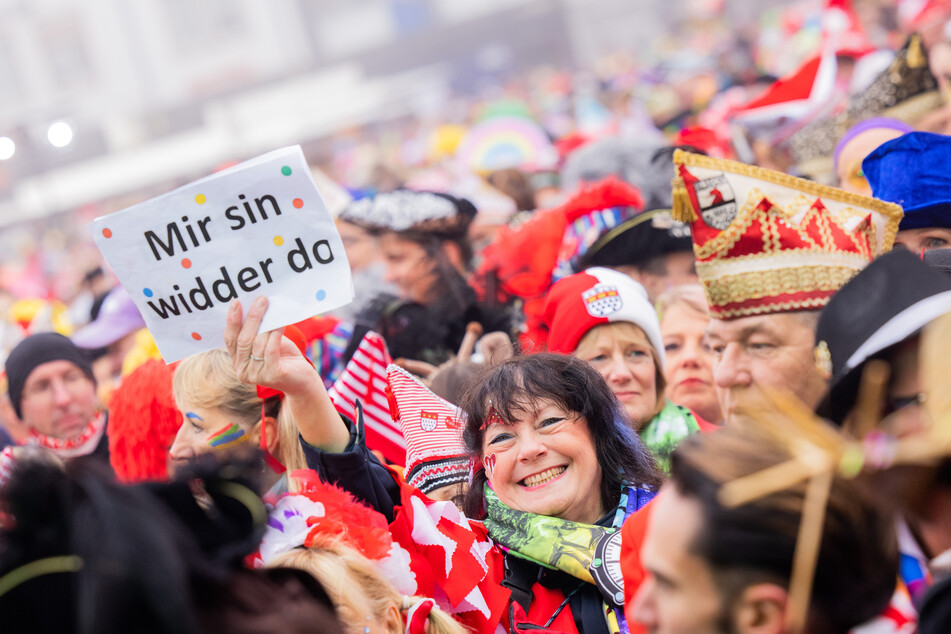 Jecken feiern den Auftakt der Karnevalssession auf dem Heumarkt in Köln. Der 11.11. wird dieses Jahr wieder unter Corona-Bedingungen in Präsenz gefeiert.