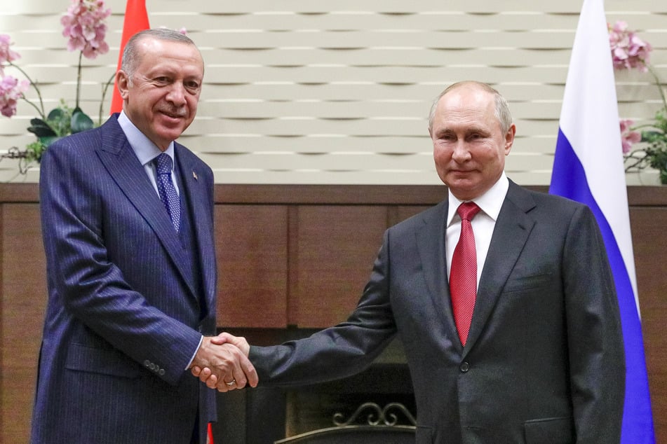 Recep Tayyip Erdogan (68, l.) und die Türkei unterhalten gute Beziehungen zu Moskau und Kiew.