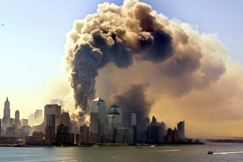 Rauchschwaden über New York City: Am 11.09.2001 flogen zwei Flugzeuge in die Türme des World Trade Centers. (Archivbild)