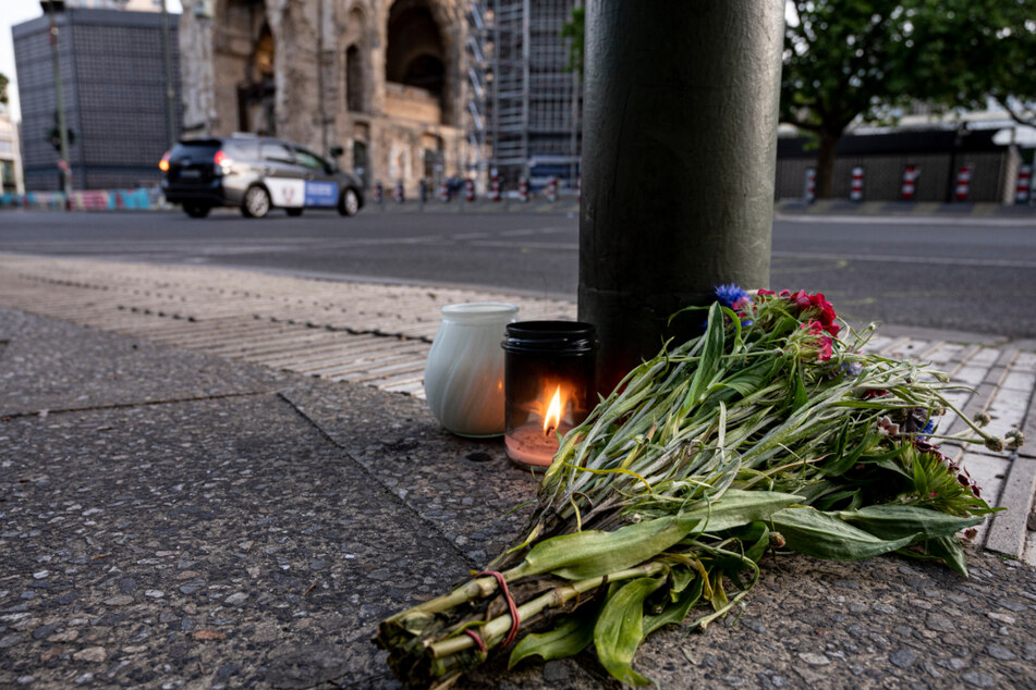 Mit Blumen und Kerzen gedenken Berliner den Opfern, nur unweit von Breitscheidplatz entfernt.