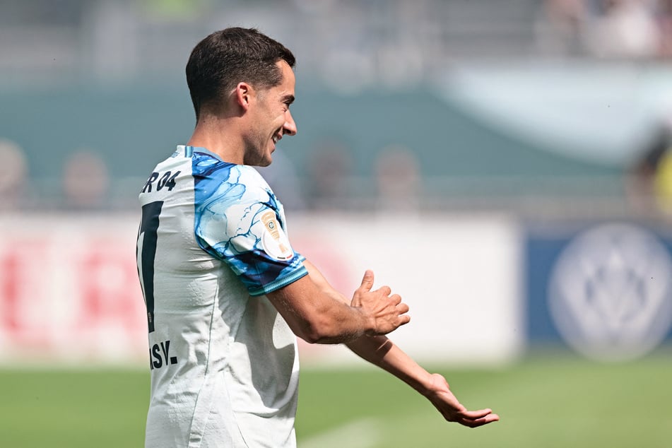 Bayer-Akteur und Ex-Real-Kicker Lucas Vazquez (35) macht das 2:0.
