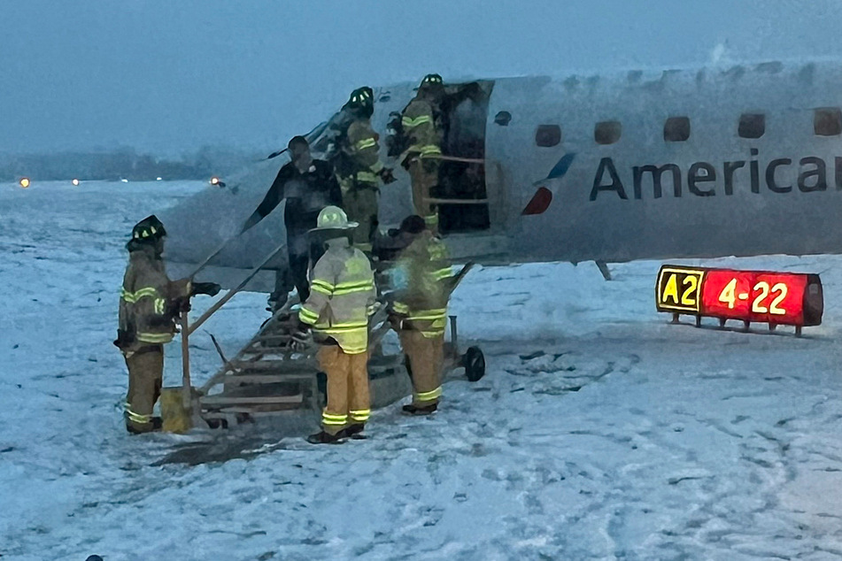Die Passagiere verließen das Flugzeug über die Nottreppe.