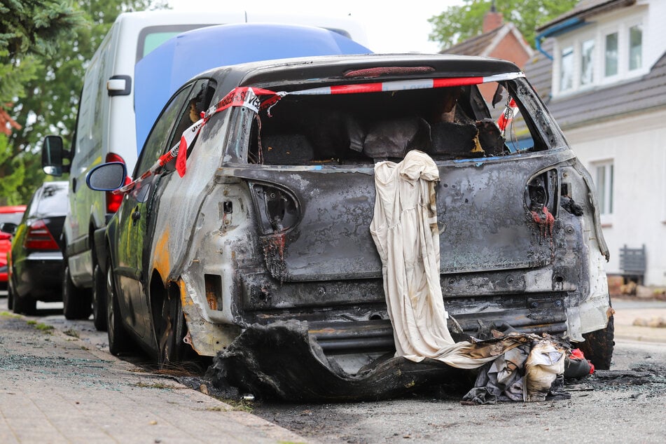 Mitten in der Nacht stand ein VW Golf in Lägerdorf plötzlich in Flammen. Das Feuer konnte durch Einsatzkräfte gelöscht werden.