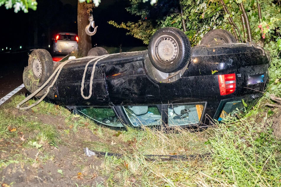 Totalschaden: Audi-Fahrer überschlägt sich in Sächsischer Schweiz