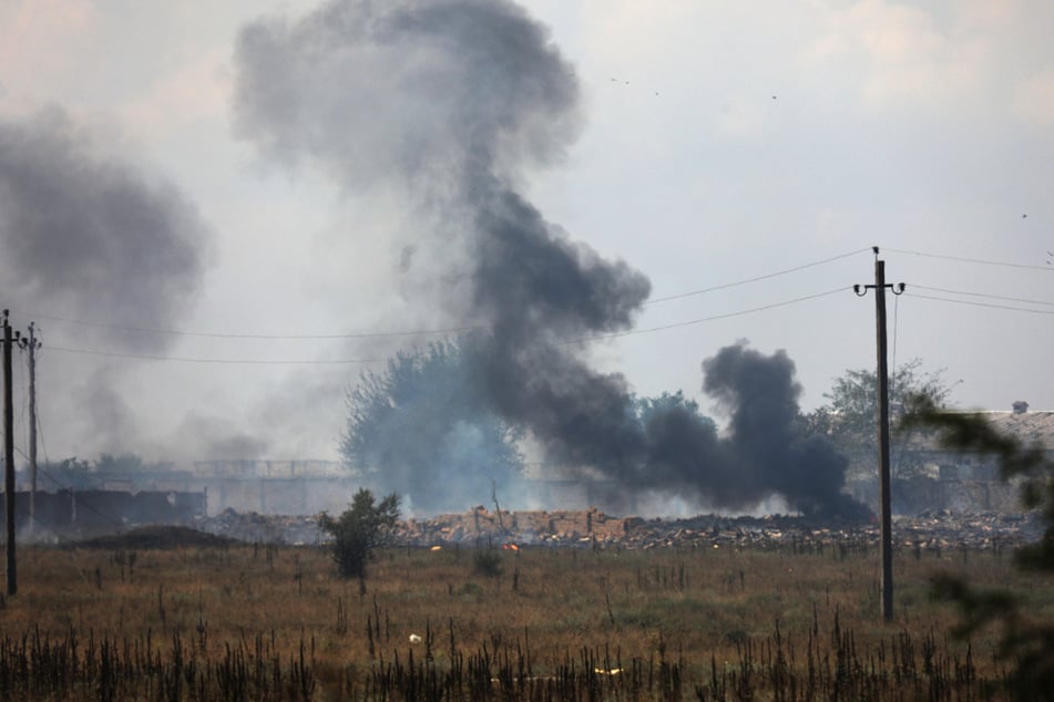 Rauch steigt über einem Explosionsort eines Munitionslagers der russischen Armee in der Nähe des Dorfes Mayskoye auf der Krim auf