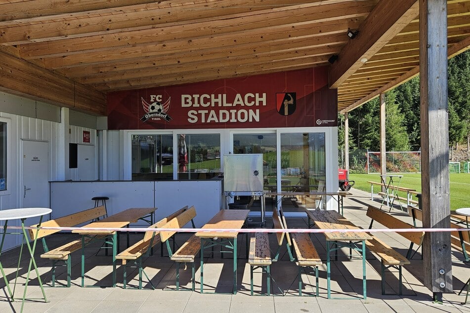 Und eine gemütliche Sitzecke samt Vereinsheim.