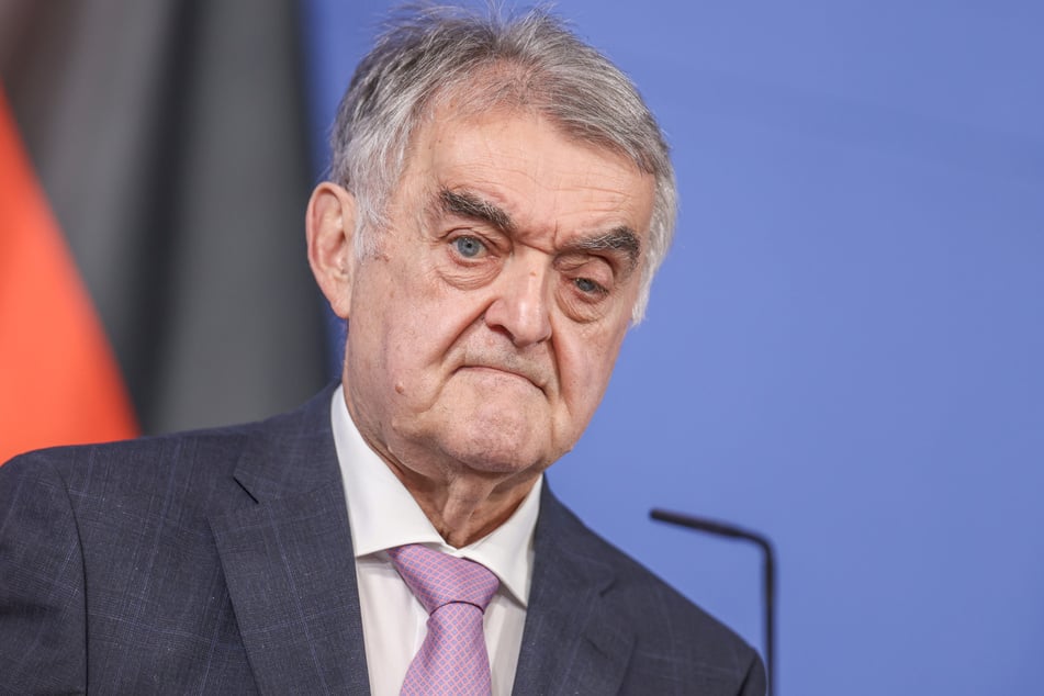 Innenminister Herbert Reul (72, CDU) will Beamten die Arbeit vereinfachen.