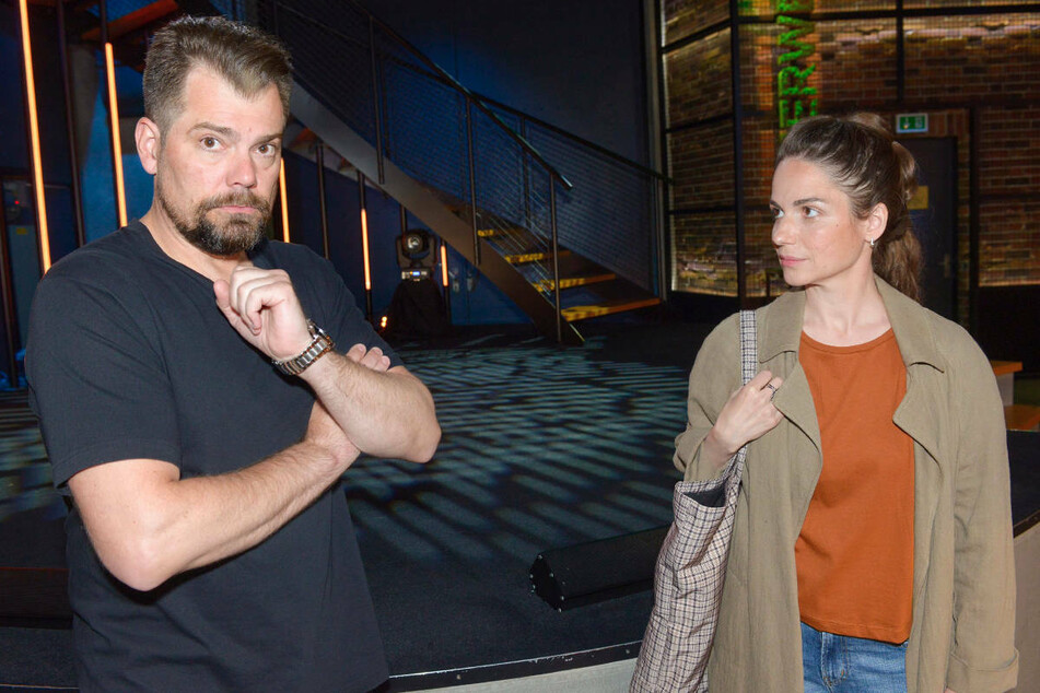 Svenja versucht, Leon von einer eigenen Kochshow zu überzeugen.